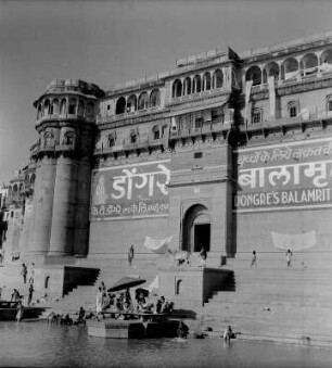 Ganga Mahal-Palast mit vorgelagertem Ghat am Ufer des Ganges