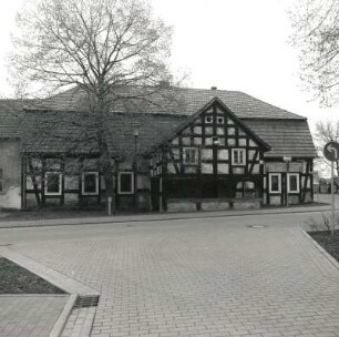 Schönwalde (Kreis Dahme-Spreewald), Hauptstraße 48. Ehemalige Gaststätte "Dorfkrug" (1701/1800). Straßenansicht mit Vorlaube