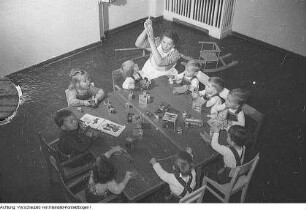 Dresden, Weißer Hirsch. Kinderkrippen Meuslitzer Straße und Collenbuschstraße, Oktober 1952