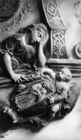 Trauernde Frau mit Kinderengel, eine figürliche Reliefplatte haltend : Trauernde Frau mit Kinderengel, eine figürliche Reliefplatte haltend (nach 1736). Uhldingen-Mühlhofen-Birnau, Wallfahrtskirche Sankt Marien