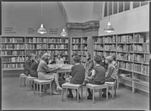 Jugendliche im Lesesaal der Heinrich-Schulz-Bibliothek