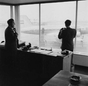 Schönefeld. Flughafen Berlin-Schönefeld. Lotsen im Tower. Blick auf das Rollfeld