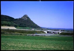 Singen: Hohenkrähen mit Autobahnbrücke