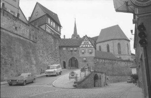 Kronach: Stadttor, Mauer und Kirche von außen