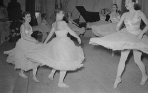 Festveranstaltung zur Eröffnung des Monats der deutsch-polnischen Freundschaft in der Komischen Oper Berlin : Auftritt einer Balletttanzgruppe