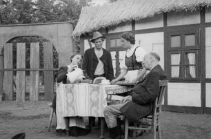 Szenenbilder aus der Komödie "Wenn der Hahn kräht" von August Hinrichs auf der Freilichttribüne Rehberge in Berlin