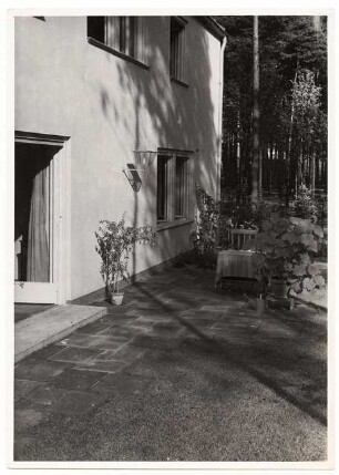 Garten Dr. Benecke, Berlin-Dahlem: Sitzplatz am Wohnhaus
