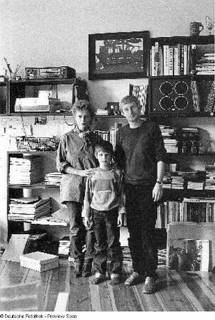 Familie K.l (Fotografin, Gebrauchsgrafiker) in ihrer Wohnung