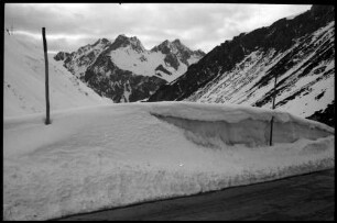 Arlberg: Arlbergstraße am Pass im Schnee mit Blick auf Arlberg