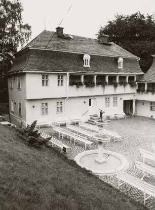 Markneukirchen. Musikinstrumenten-Museum, sogenanntes Paulus-Schlössel (1784-1789; J. A. Mönnig). Westliches Seitengebäude, Hofansicht mit Schalenbrunnen