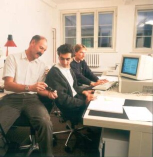 Berlin-Grunewald, Lassenstraße 11/15. WIB. Mitarbeiter der Projektgruppe STAR im Elektroniklabor