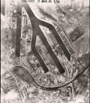 Amerikanische Luftbildaufnahmen von Kriegszerstörungen. Ausrichtung nach Westen. Rheinhafen