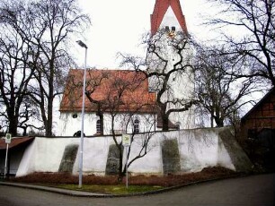 Ansicht von Norden mit Kirche (im Kern Spätromanisch) über Kirchhofmauer (Wehrgang mit Steinbrüstung im 18 Jh abgetragen)