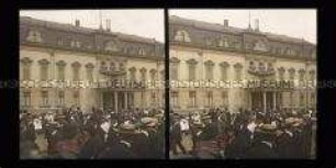Passanten vor der französischen Botschaft, Berlin