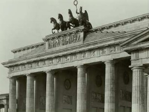 Attikarelief unter der Quadriga mit Einzug der Götter des Friedens und dem Triumphzug des Friedens
