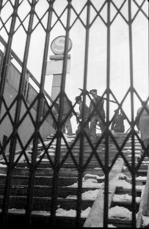 Berlin: Eingang zum S-Bahnhof; Gitter vor Ausgang Voßstraße