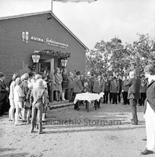 Schützenverein Redderschmiede e.V.: Vorplatz der Schützenhalle: Schützenfest: Gustaf Adolf Wilke überreicht dem Schützenverein Redderschmiede einen Wanderpokal