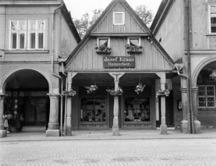 Hohenelbe, Laubenhaus : Hohenelbe (Vrchlabi/Tschechische Republik). Laubenhaus mit Hutmachergeschäft "Josef Kraus" an der Hauptstraße