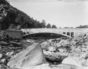 Flusslauf : Steinbrücke über das trockene Flussbett