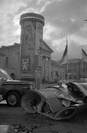 Erneuerung der Plakate auf der Litfass-Säule am Marktplatz.