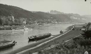 Elbtal bei Krippen. Blick von Südwesten über den Fluss mit Zillen und Dampfer Dresden auf Postelwitz und Schrammsteine