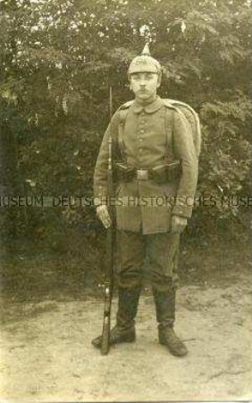 Deutscher Infanterist mit Bajonett und Pickelhaube