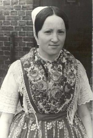 Hoyerswerdaer Tracht aus Seidewinkel : Kleidung - Hoyerswerdaer Tracht. Ort: Židźino /Seidewinkel. Tracht aus Seidewinkel, Mai 1970. Die große Sonntagstracht (Tanz zur Fastnacht).