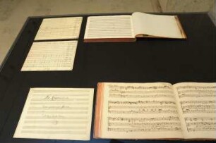 Ausstellungsvitrine mit Partituren