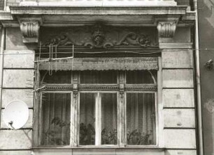 Dresden-Neustadt, Bautzner Straße 75. Wohn- und Geschäftshaus (Dresdner Molkerei Gebrüder Pfund; um 1900). Fenster (1. Obergeschoß)