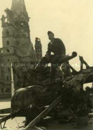 Henry Ries als Soldat vor der zerstörten Gedächtniskirche - posierend auf einer Kanone.