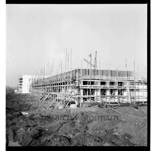 Langnese: Gewerbegebiet: Hammoorer Weg: Honigfabrikation: Betriebsgebäude in Bau: Rohbau mit Gerüsten, Baumaterialien: vorne Baustelle: im Hintergrund Baukran