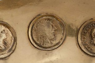 Römische Republik, Denar mit Darstellung der Roma und einer Quadriga, ca. 150–100 v. Chr.