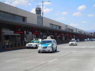 Terminal 3 des McCarran Airport : Taxis fahren vor das Terminalgebäude. Aufgenommen am 21. August 2012 am neuen Terminal 3 des Internationalen McCarran Airport von Las Vegas
