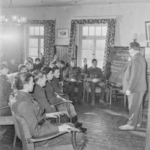 Sorbisch erweiterte Oberschule Cottbus : Cottbus. Wehrunterricht an der Erweiterten Oberschule Cottbus (EOS), Sielower Straße
