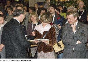 Prof. Hermann Kokenge, Rektor der TU Dresden, überreicht Barbara Ludwig, Staatsministerin für Wissenschaft und Kunst in Sachsen, einen Band der Wissenschaftlichen Zeitschrift der Technischen Universität Dresden "Geschichte und Zukunft von Information und Wissen
