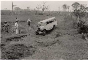 Trockener Wald auf dem Weg zwischen der Fazenda Arara und Santo Antônio : Erosionserscheinungen, Talquerung bei einer kleinen Fazenda