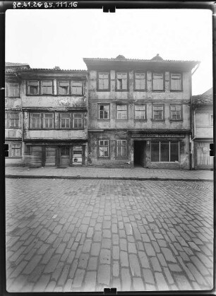 Nordhausen, Altendorf. Wohnhäuser mit Läden. Straßenfront