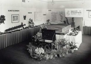 Raumaufnahme mit Stand der Ingenieurschule für Schwermaschinenbau "Walter Ulbricht" Roßwein. Ansicht mit altem Meisterstück