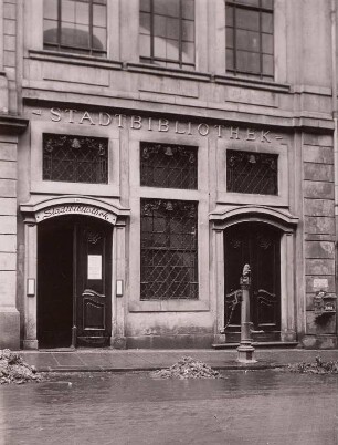 Leipzig, Eingang der Stadtbibliothek : Leipzig. Stadtbibliothek im Städtischen Kaufhaus. Universitätsstraße 16. Eingang