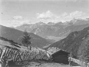 Alm : Eine Alm mit einer Hütte