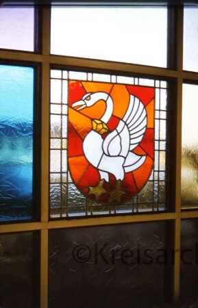 Volksschule: Kunst am Bau: Glasbild "Stormarnschwan" von Harri Egler