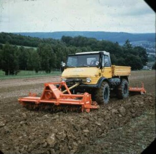 Fotografie: Bodenbearbeitung, Bodenfräse, Krümelwalze, Kreiselegge, Frontanbau