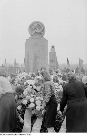 Kranzniederlegung zum 34. Jahrestag der Großen Sozialistischen Oktoberrevolution auf dem Trinitatisfriedhof