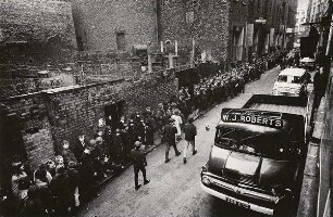 Schlange vor der "Cavern" in der Mathewstreet, Liverpool