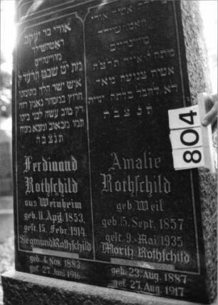 Grabstein 804 (Index: 99802323) Material: Granit, poliert Zustand: sehr gut Maße HxBxT: 220x76x30 cm Beschreibung: getreppter Sockel, obeliskartige Stele Symbolik: Davidstern, Palmwedel: Grabstein 804 (Detailaufnahme)