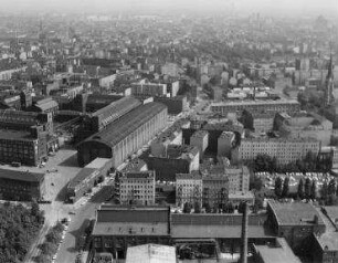 Luftaufnahme, Blick von Norden auf die Industrieanlage der AEG am Humboldhain. Berlin-Gesundbrunnen, Voltastraße