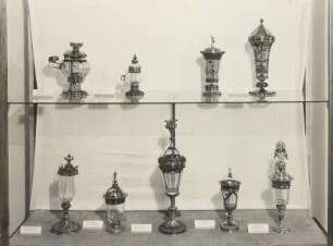 Vitrine 30: oben: Bergkristallbecher, Syrischer Glasbecher, unten: Bergkristallpokale