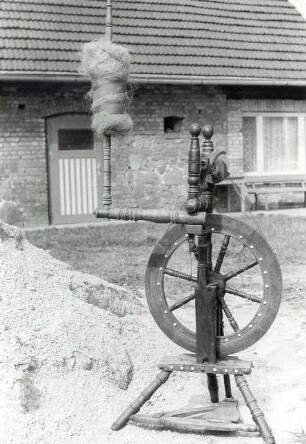 Spinnrad in Rohne : Handwerkstechniken - Spinnerei und Flachsverarbeitung. Ort: Rowno / Rohne. Spinnrad, um 1920