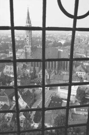 Landshut: Burg Trausnitz, vom Söller durch Gitterfenster auf St. Martin und Stadt
