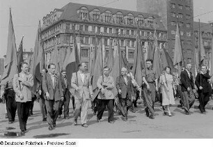 Fahnenträger im Demonstrationszug beim Vorbeimarsch an der Ehrentribüne auf dem Karl-Marx-Platz (heute: Augustusplatz)